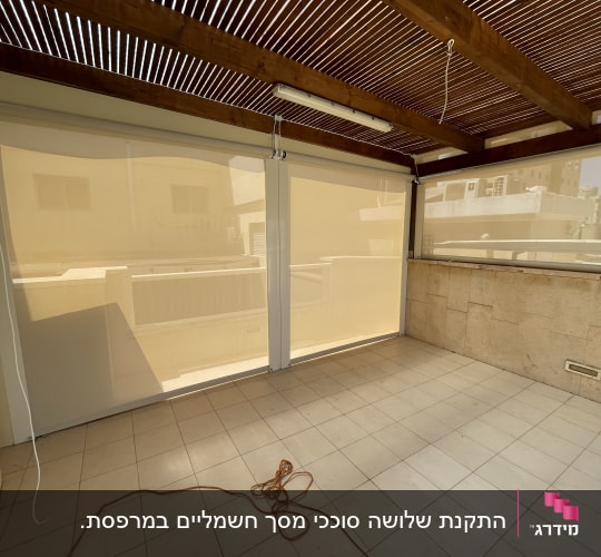 סוככים חיצוניים שקופים על מרפסת עם גג עץ